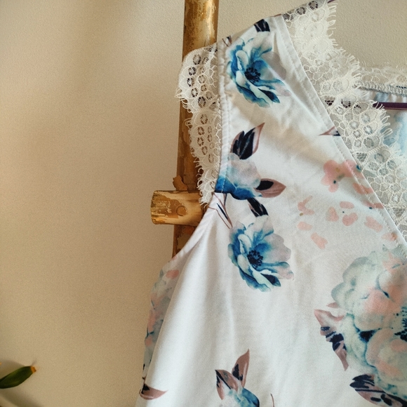 Floral Lace Trim Top - Picture 4 of 16